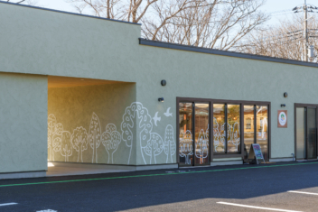 店舗に貼られたカッティングシート非常に大きなカッティングシート 別の角度