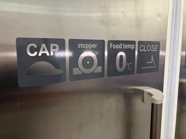 工場に貼られたカッティングシート2