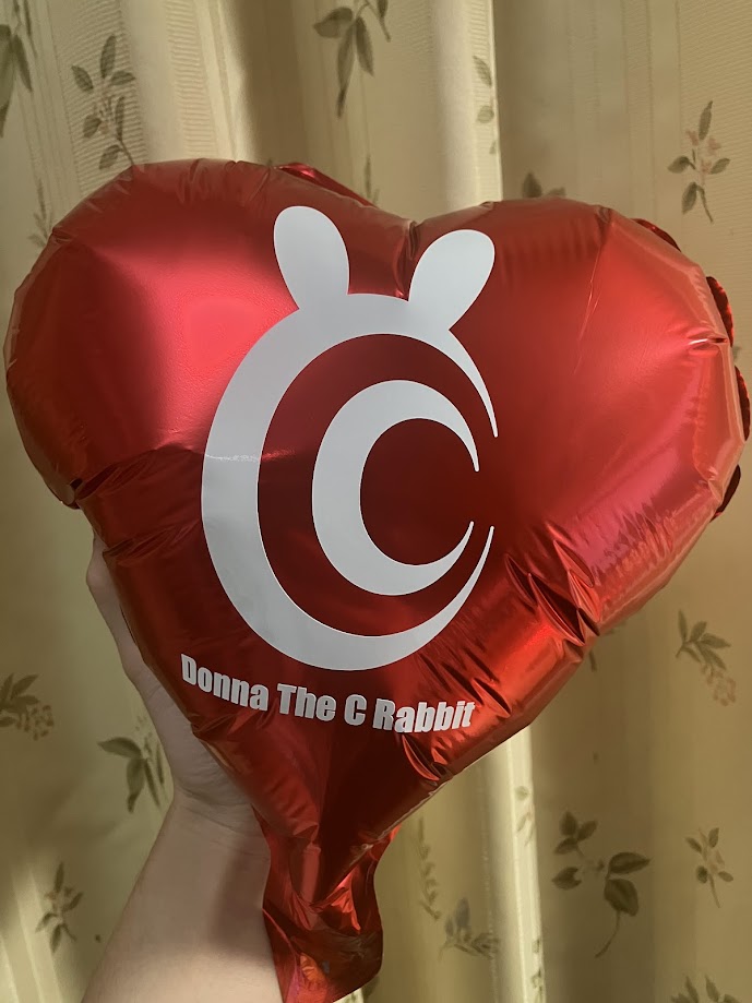 赤いバルーンに貼られた白色のカッティングシート