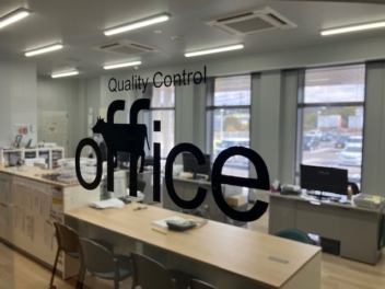 設備ステッカーから空間装飾まで！カッティングシートで手軽にサイン作成