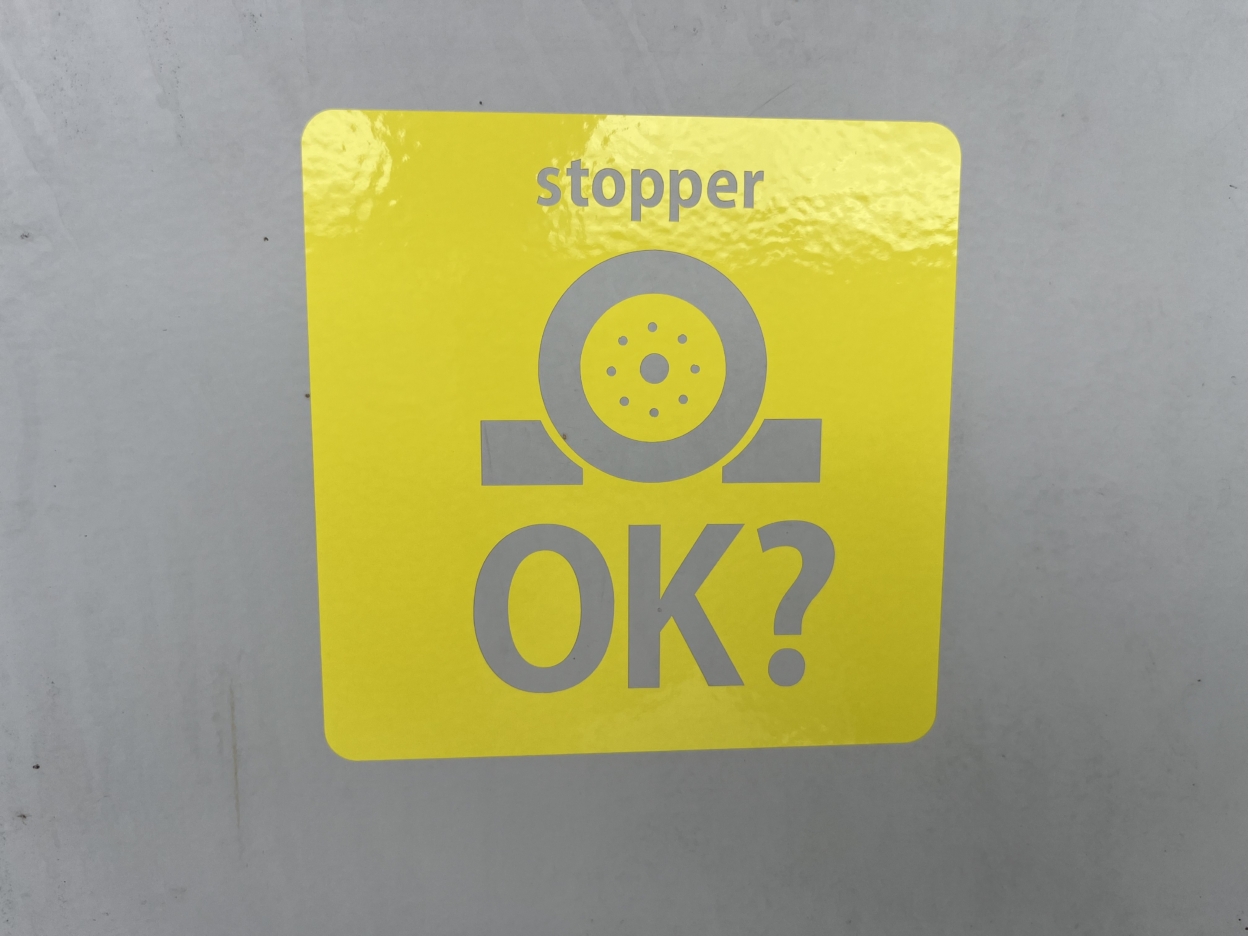 車止めの注意表記の黄色いカッティングシート