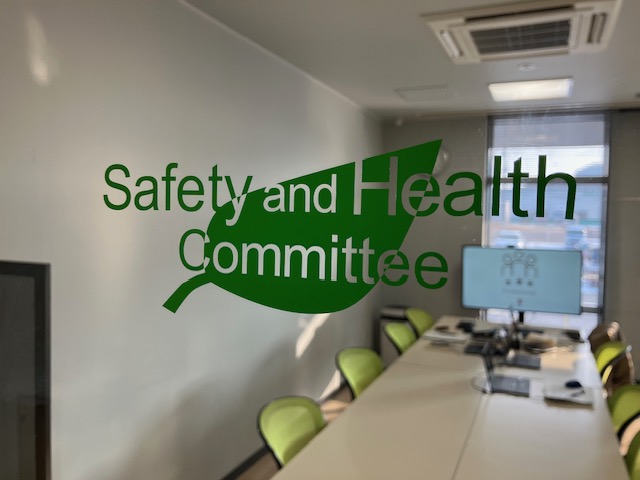 会議室のガラスに貼られたカッティングシート