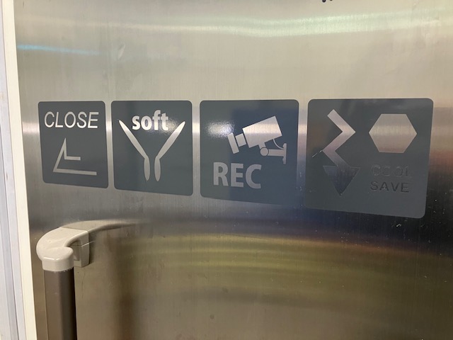 工場に貼られたカッティングシート